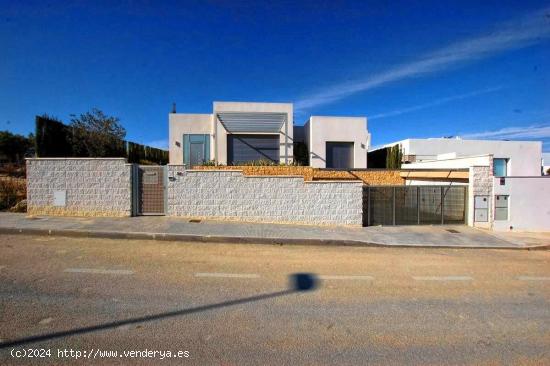 Encantadora villa de una planta con vistas al parque - ALICANTE