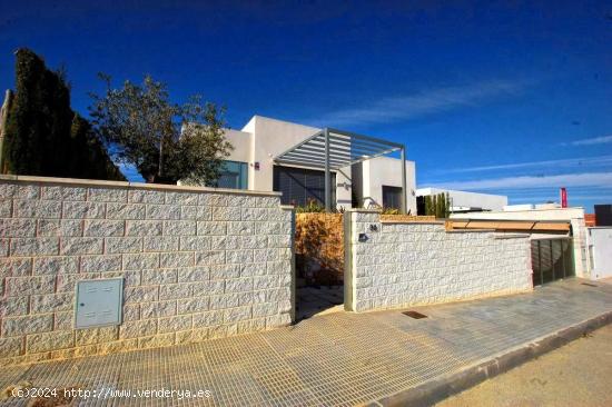 Encantadora villa de una planta con vistas al parque - ALICANTE