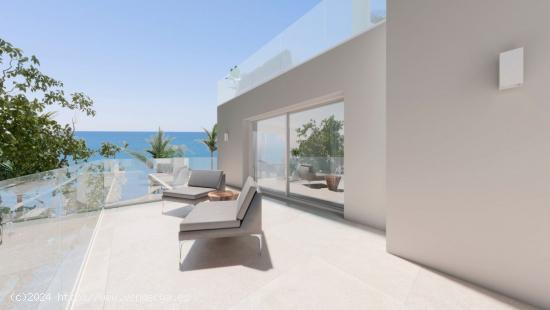 PROMOCIÓN DE OBRA NUEVA DE 3 VILLAS DE LUJO EN MIJAS COSTA CON VISTAS AL MAR EN 1ª LÍNEA DE PLAYA