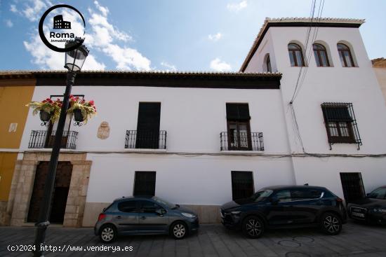 Casa de grandes dimensiones ubicada en la calle Duende, cerca de la Plaza del Conde Luque. - GRANADA