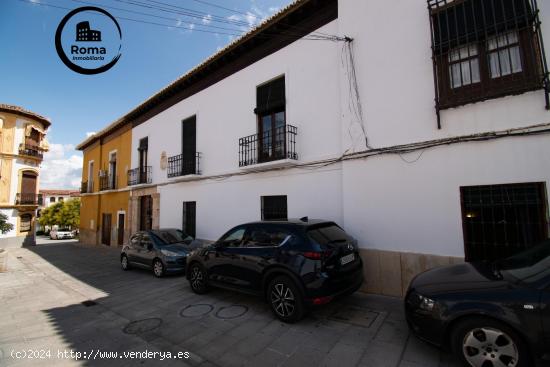 Casa de grandes dimensiones ubicada en la calle Duende, cerca de la Plaza del Conde Luque. - GRANADA