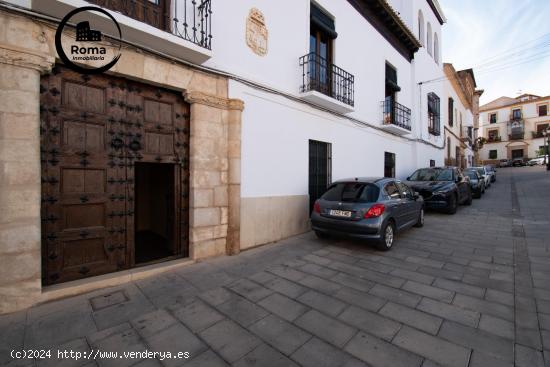 Casa de grandes dimensiones ubicada en la calle Duende, cerca de la Plaza del Conde Luque. - GRANADA