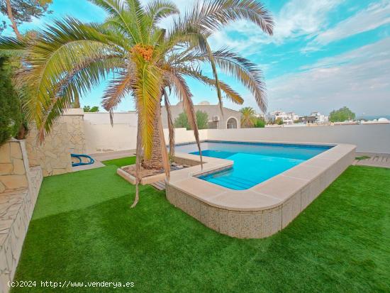 Venta de casa adosada con piscina privada en  Orihuela Costa (Alicante) - ALICANTE