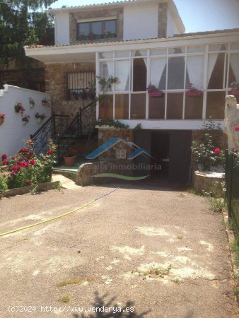 CHALET CON AMPLIO JARDIN Y ACCESO PRIVADO