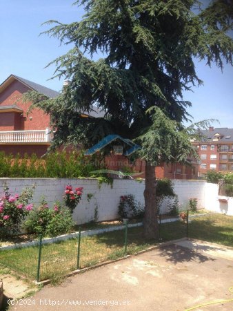 CHALET CON AMPLIO JARDIN Y ACCESO PRIVADO