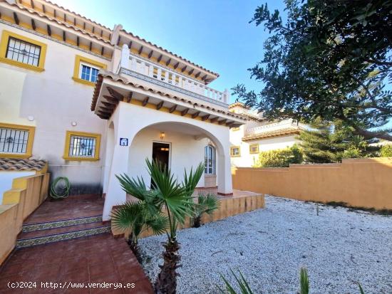 Dúplex espacioso, 2 dormitorios, gran jardín, solárium y piscina comunitaria - ALICANTE