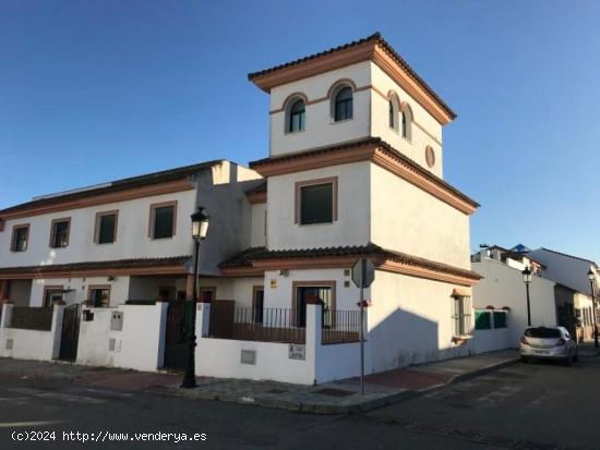 MAGNIFICA CASA UNIFAMILIAR DE ESQUINA EN OLIVARES...!! - SEVILLA