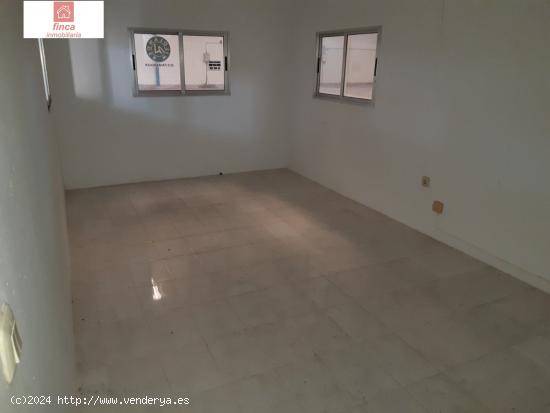 MONTIJO, ALQUILER NAVE INDUSTRIAL 1.000 M2 + 2.000 M2 PATIO, OFICINA Y BAÑOS - BADAJOZ