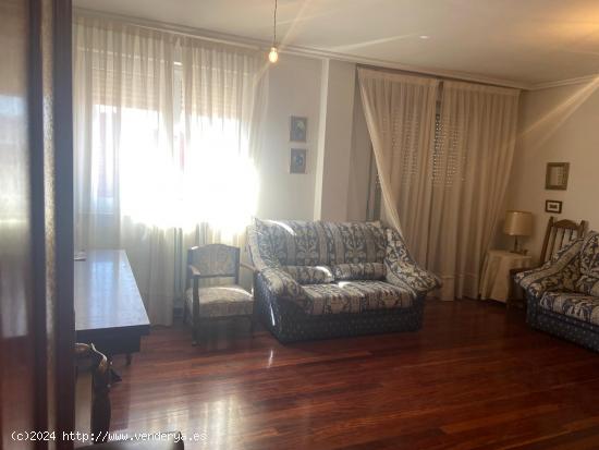 SE VENDE PISO CÉNTRICO Y SOLEADO, AMUEBLADO 95 M2, COCINA, SALÓN, 3 HAB., BAÑO, ASEO,ASCENSOR - L