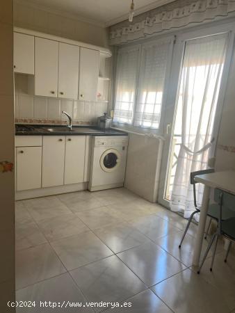 SE VENDE PISO CÉNTRICO Y SOLEADO, AMUEBLADO 95 M2, COCINA, SALÓN, 3 HAB., BAÑO, ASEO,ASCENSOR - L