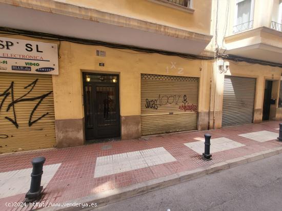 Se vende local de 140 m2 en zona Casalduch - Carmelitas. Local diáfano, alargado, con salida a 2 pa