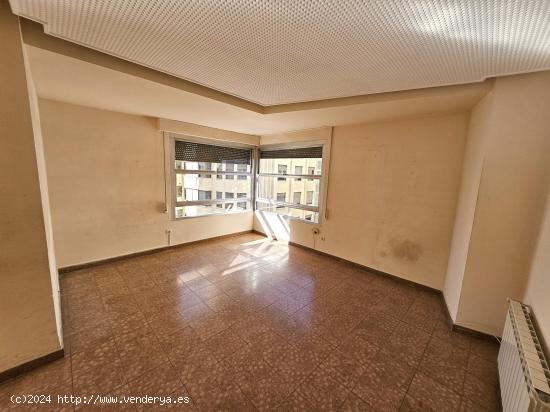 Se vende piso grande en pleno centro de Castellón, en calle Asensi. Piso en edificio de vivienda po