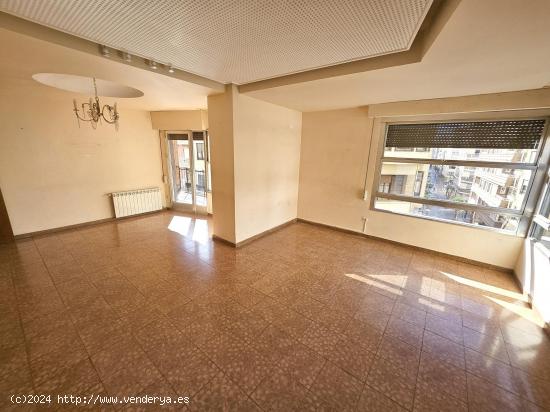 Se vende piso grande en pleno centro de Castellón, en calle Asensi. Piso en edificio de vivienda po