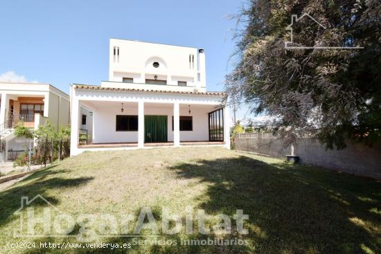 ESPECTACULAR CHALET DE LUJO CERCA A LA PLAYA, CON BALCÓN, JARDÍN, TERRAZA Y GARAJE - CASTELLON