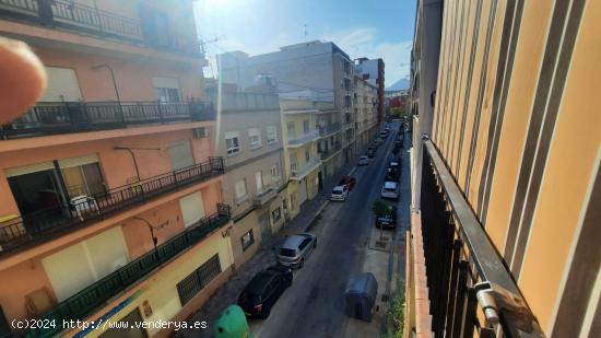 3 piso s/ascensor , 3 dorm., comedor, cocina, baño, balcon grande, junto polideportivo - VALENCIA