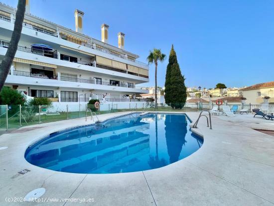 Amplio piso de esquina de dos dormitorios y dos cuartos de baño con terraza - MALAGA