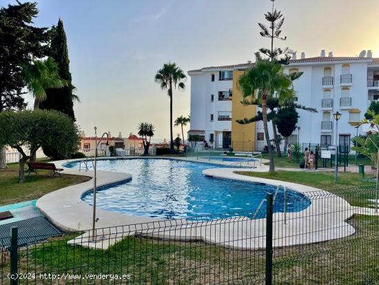 Amplio piso de esquina de dos dormitorios y dos cuartos de baño con terraza - MALAGA