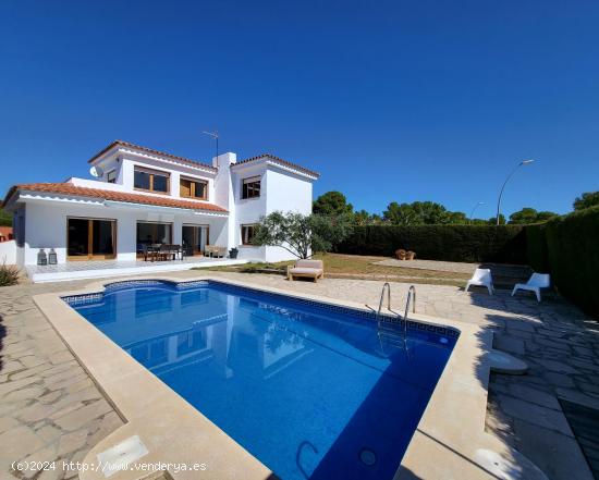  Chalet unifamiliar con piscina, a solo 500 metros de la playa - TARRAGONA 