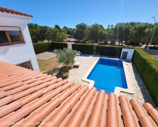 Chalet unifamiliar con piscina, a solo 500 metros de la playa - TARRAGONA