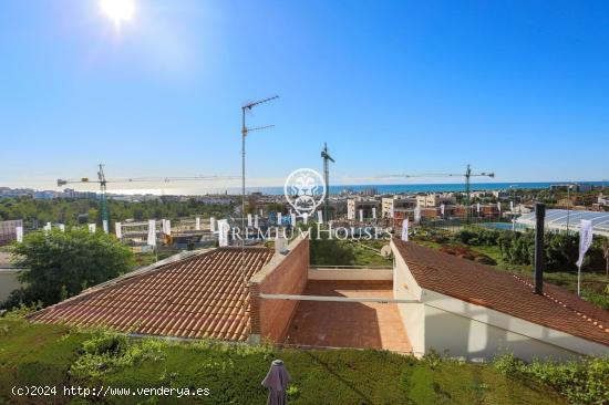 Casa a la venta con vistas al mar y piscina en Vallpineda - BARCELONA