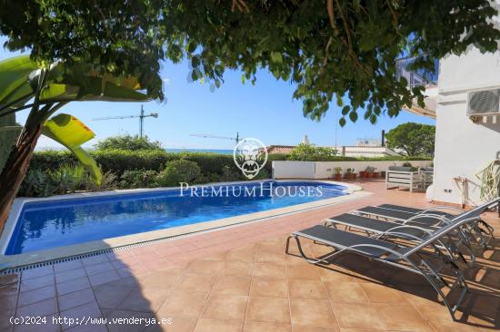 Casa a la venta con vistas al mar y piscina en Vallpineda - BARCELONA