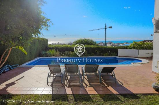 Casa a la venta con vistas al mar y piscina en Vallpineda - BARCELONA