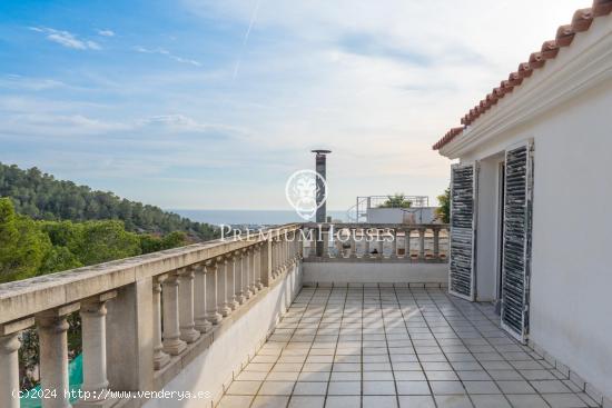 Casa independiente con vistas despejadas y piscina en Quintmar - BARCELONA