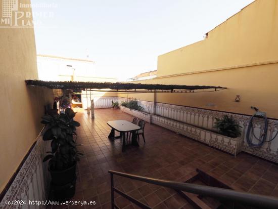  Espectacular casa adosada junto a c/La Paz, de 204 m2, con patio de 70 m2, 4 dorm, 2 baños y garaje 