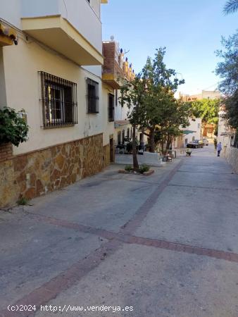 ESTUPENDO BAJO MUY CENTRICO A ACONDICIONAR A MINUTOS DE LAS PLAYAS DEL PALO. - MALAGA