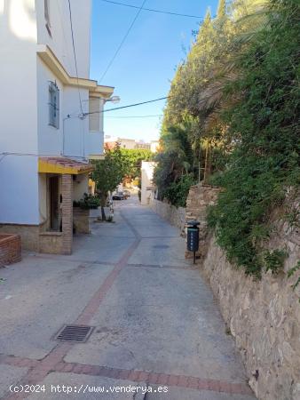 ESTUPENDO BAJO MUY CENTRICO A ACONDICIONAR A MINUTOS DE LAS PLAYAS DEL PALO. - MALAGA