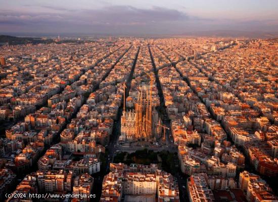  INCREIBLE ÁTICO EN EIXAMPLE CON IMPRESIONANTE TERRAZA DE 56M2 CON VISTAS A LA SAGRADA FAMILIA - BAR 