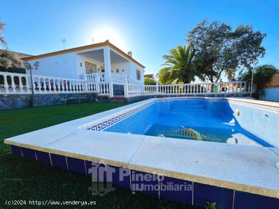 PRECIOSO CHALET EN LA URBANIZACIÓN LA COLINA - SEVILLA