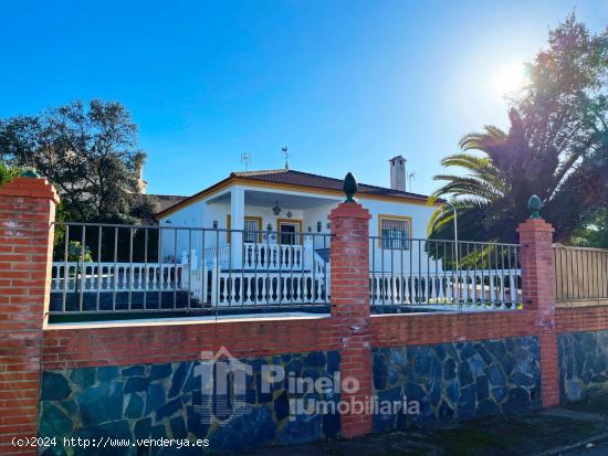 PRECIOSO CHALET EN LA URBANIZACIÓN LA COLINA - SEVILLA