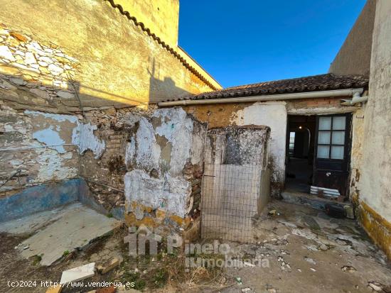 TÍPICA CASA DE PUEBLO SERRANO EN EL PARQUE NATURAL DE LA SIERRA NORTE DE SEVILLA - SEVILLA