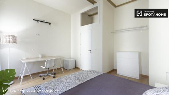 Amplia habitación en alquiler en apartamento de 11 habitaciones, Malasaña. - MADRID