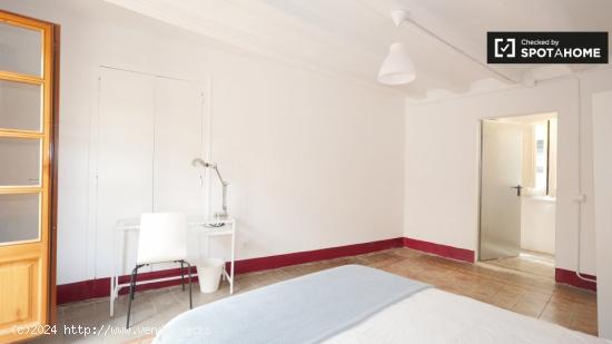 Amplia habitación en alquiler en el apartamento de 5 dormitorios en Barri Gòtic - BARCELONA