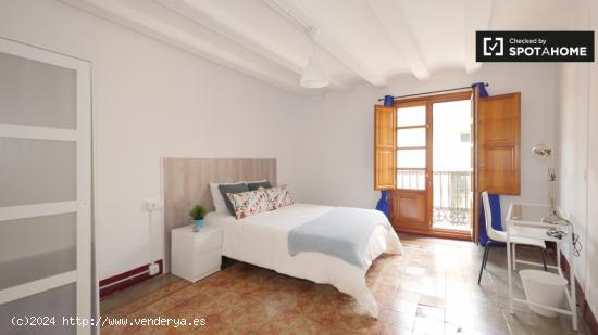 Amplia habitación en alquiler en el apartamento de 5 dormitorios en Barri Gòtic - BARCELONA