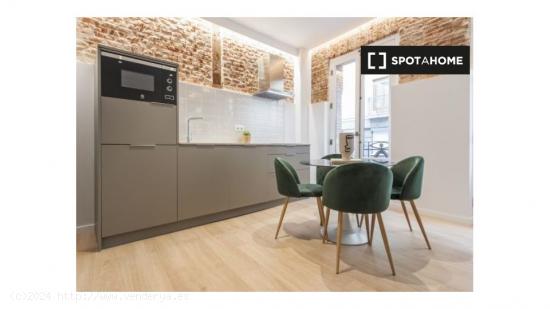 Elegante apartamento de 1 dormitorio con balcón en alquiler en La Latina - MADRID