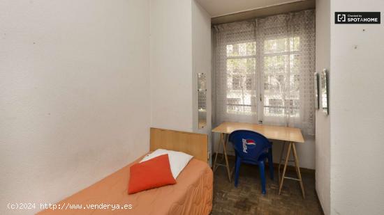 Encantadora habitación con escritorio en piso compartido, Moncloa - MADRID