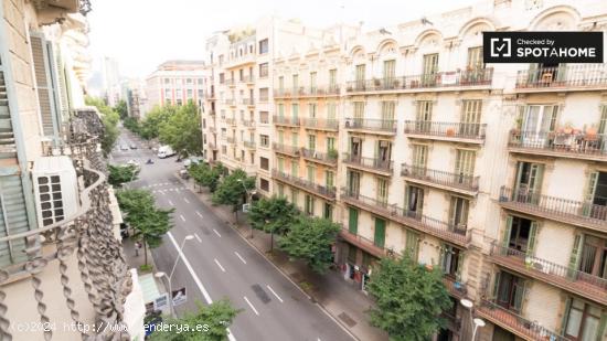 Acogedora habitación compartida en Carrer de Balmes - BARCELONA