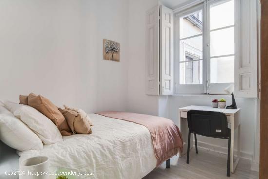 ¡Habitaciones en alquiler en un apartamento de 5 habitaciones en Madrid! - MADRID