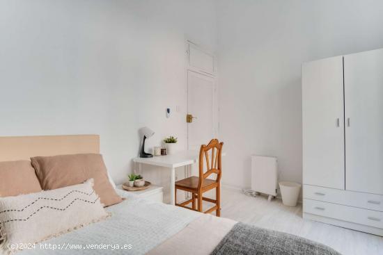 ¡Habitaciones en alquiler en un apartamento de 5 habitaciones en Madrid! - MADRID