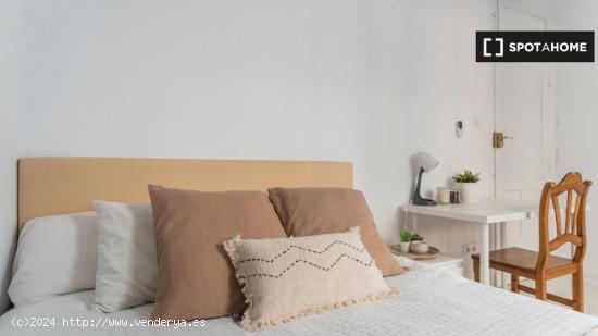 ¡Habitaciones en alquiler en un apartamento de 5 habitaciones en Madrid! - MADRID