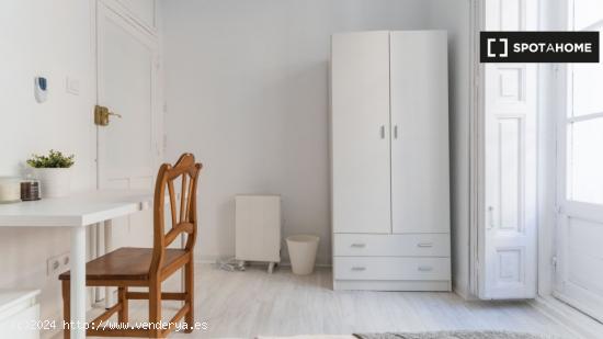 ¡Habitaciones en alquiler en un apartamento de 5 habitaciones en Madrid! - MADRID