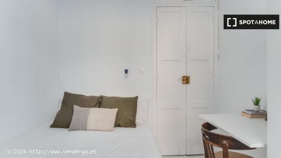 ¡Habitaciones en alquiler en un apartamento de 5 habitaciones en Madrid! - MADRID