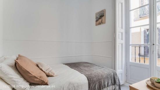  ¡Habitaciones en alquiler en un apartamento de 5 habitaciones en Madrid! - MADRID 