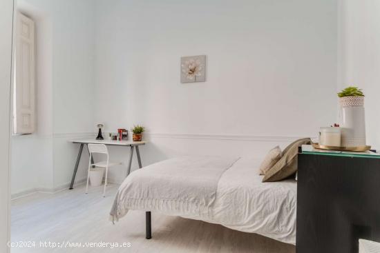 ¡Habitaciones en alquiler en un apartamento de 5 habitaciones en Madrid! - MADRID