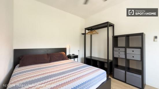 Se alquila habitación en apartamento de 3 dormitorios en Gràcia - BARCELONA