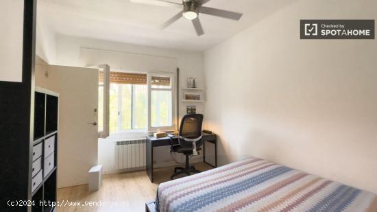 Se alquila habitación en apartamento de 3 dormitorios en Gràcia - BARCELONA