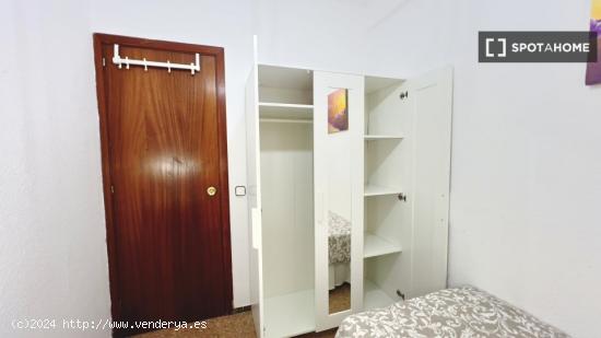 Se alquila habitación en piso de 4 dormitorios en el Poblenou, Barcelona - BARCELONA